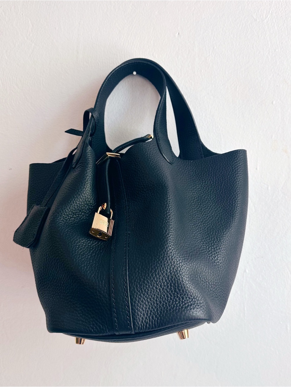 New nwot Boutique black pebble Leather Shoulder Bag with Gold Accent lock purse